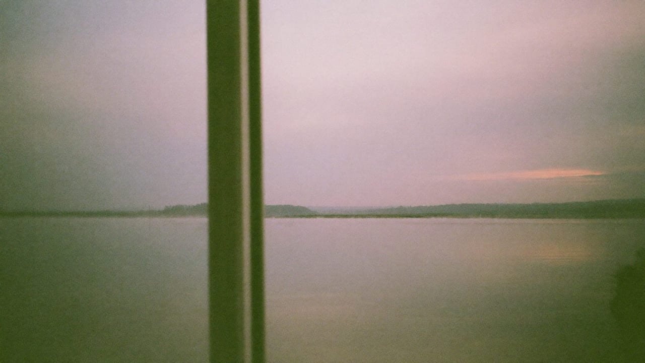 Morgennebel über einem stillen See